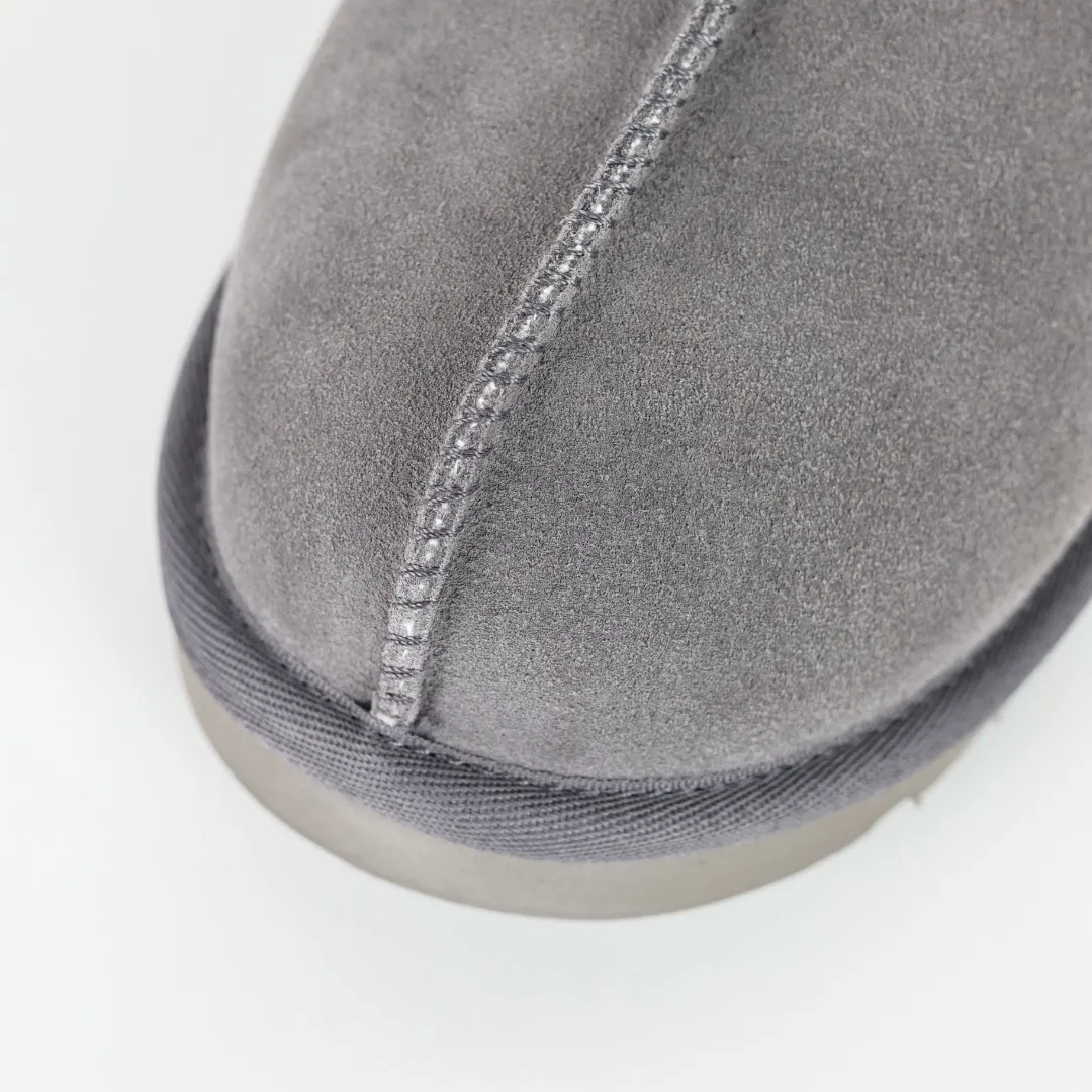Pick up locally 💰520 Core recommendation with good price It is a very suitable choice for home use. In recent years, uug has launched a series of styles, which are partially geared towards the preferences of young consumers and have also moved to the forefront of fashion trends. Shoe body material: water-repellent coated suede upper, 17 mm UGGPURE™ implantable wool insole, lightweight non-slip and comfortable rubber outsole, with brand LOGO and trademark, with full packaging Size: 35 36 37 38 39 40